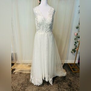 White Embroidered Lace Bridal Gown Size 6